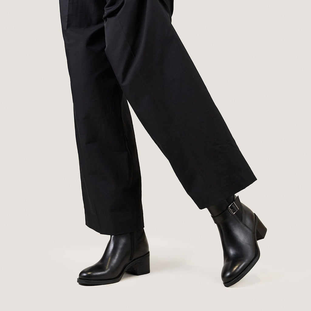 Boots à talons et boucles en cuir noir | Jonak